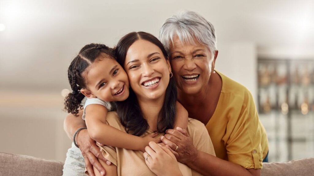 Na foto: avó, mãe e filha pequena sorrindo